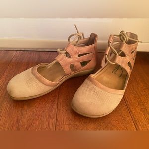 Naot EU 37 LEATHER, KATA BEIGE LIZARD Tan Cream great condition